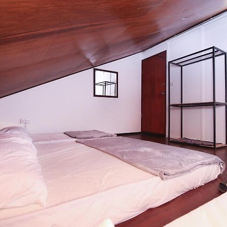 Spot On 90141 Threehouse Bed & Breakfast Кучінг Екстер'єр фото